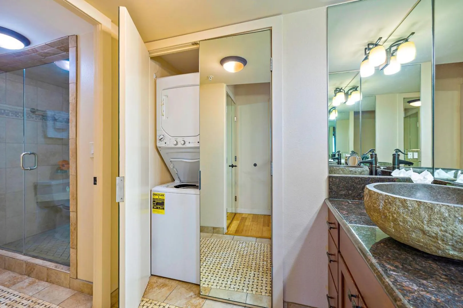 Exquisite One-Bedroom, One-Bathroom Beachfront Residence! Kaanapali Apartment
