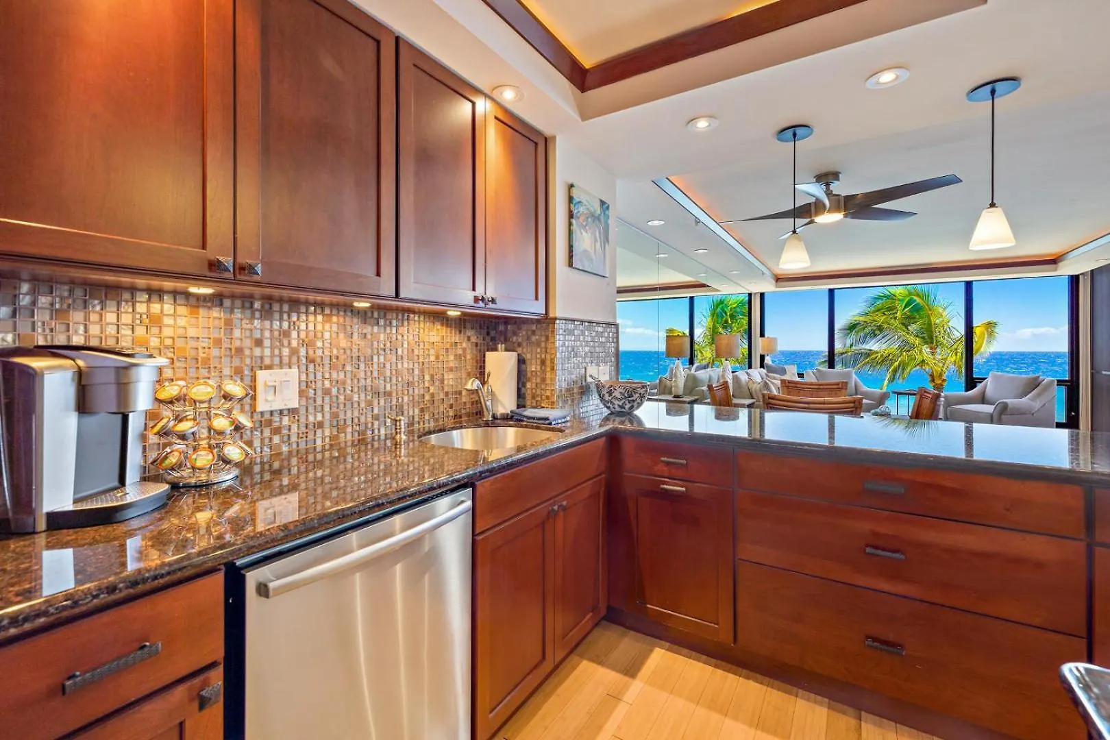Exquisite One-Bedroom, One-Bathroom Beachfront Residence! Kaanapali Apartment