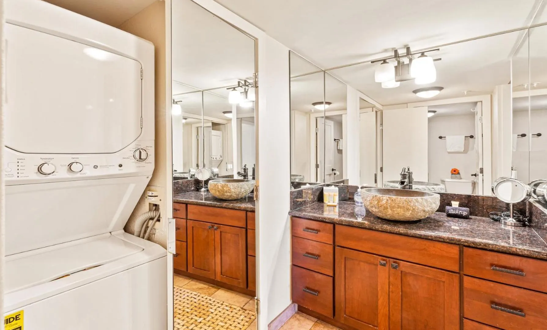 Exquisite One-Bedroom, One-Bathroom Beachfront Residence! Kaanapali Apartment