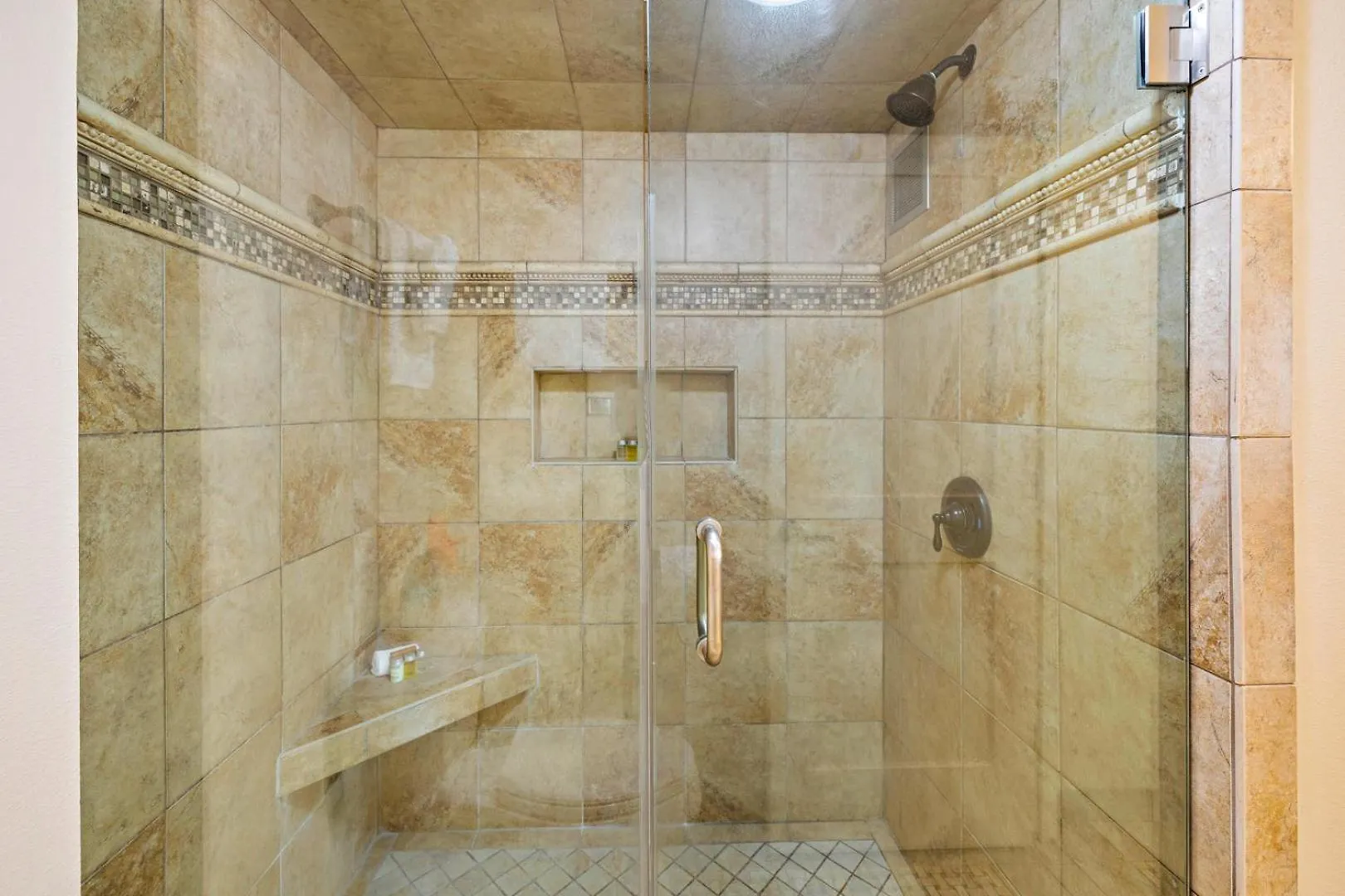Exquisite One-Bedroom, One-Bathroom Beachfront Residence! Kaanapali Apartment