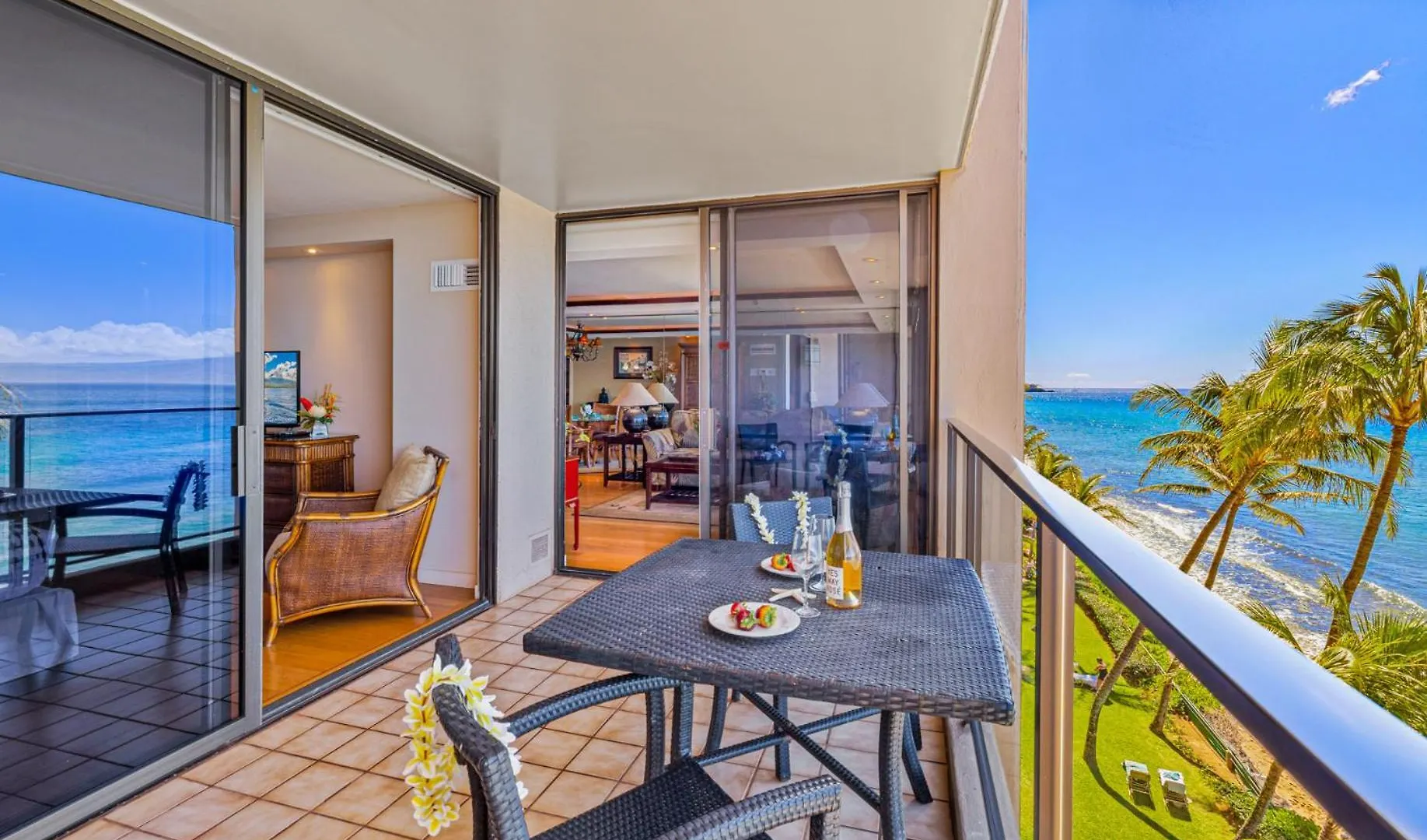 Exquisite One-Bedroom, One-Bathroom Beachfront Residence! Kaanapali Apartment